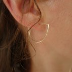 Joobee : Boucles d'oreilles demi créoles Iris de Sissi 100Fils portées