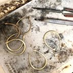 Joobee : Boucles d'oreilles créoles asymétriques serpent Eden de 4 Crosses atelier