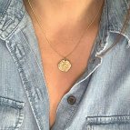 Joobee : collier Médaille or martelé Fès de Anna Sottilotta porté