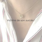 Joobee : collier pendentif soleil de Petite Madame porté