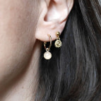Joobee : boucles d'oreilles mona de Petite Madame portées