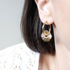 Joobee : Boucles d'oreilles mini créoles soleil de Petite Madame portées