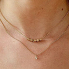 Joobee : collier pierre de lune Flora Palmy de Anna Sottilotta porté