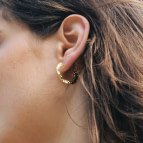 Joobee : boucles d'oreilles mini créoles or martelé Valéria de Elis Paris portées