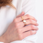 Joobee : bague croisée dorée Izia de Constance L portée