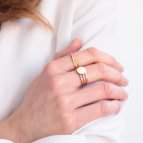 Joobee : bague croisée dorée Izia de Constance L portée