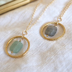 Joobee : collier labradorite Rê de Un de Ces Quatre porté