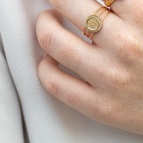 Joobee : bague dorée à l'or fin June de Constance L portée
