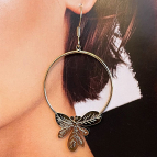 Joobee : boucles d'oreilles fleurs de Nadja Carlotti portées