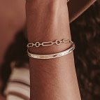 Joobee : bracelet gros maillons or pâle Saturne de Un de Ces Quatre porté