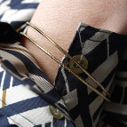 Joobee : bracelet jonc lisse de Petite Madame porté
