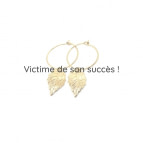 Joobee : boucles d'oreilles mini créoles feuille Carole de Ginandger portées