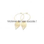 Joobee : boucles d'oreilles mini créoles feuille Carole de Ginandger portées