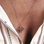 Joobee : collier de créateur Nomade de Un de ces Quatre porté