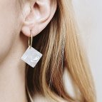 Joobee : Boucles d'oreilles mini créoles acétate Rê blanches de Un de Ces Quatre portées