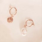 Joobee : boucles d'oreilles mini créoles asymétriques perle Kate par Gisel b.