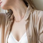 Joobee : collier pampilles dorées Elsa de 4 Crosses porté