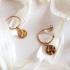 Joobee : Boucles d'oreilles mini créoles médaille or martelé de Léone