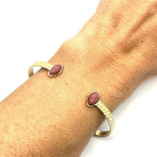 Joobee : bracelet jonc rhodonite Honolulu de Aurélie Joliff porté