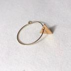 Joobee :boucles d'oreilles mini créoles triangle Laura de By Fleur de Jade