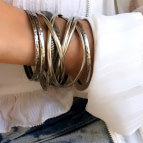 Joobee : Bracelet 3 joncs métal argenté de Helles porté