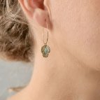 Joobee : Boucles d'oreilles créoles pendentif amazonite Honolulu de Aurélie Joliff portées
