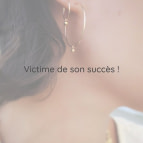 Joobee : Boucles d'oreilles mini créoles perle dorée Luce de Mai portées