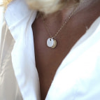 Joobee : collier médaille porcelaine Kaolin de Sissi 100Fils porté