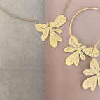 Joobee : boucles d'oreilles fleurs de Nadja Carlotti portées