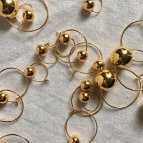 Joobee : Boucles d'oreilles mini créoles boules Balla de Elis Paris