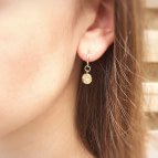 Joobee : boucles d'oreilles mini créoles zircons Liz de Moody Arty portées