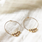 Joobee : Boucles d'oreilles créoles perles dorées Aby de Stella Mai portées