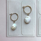 Joobee : boucles d'oreilles mini créoles perle Kate par Gisel b.
