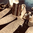 Joobee : bague or martelé Vida de Maison Clairon atelier