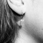 Joobee : boucles d'oreilles mini créoles perle Venezia de Elis Paris portées