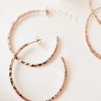 Joobee : boucles d'oreilles créoles en or martelé de Léone