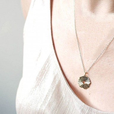 Joobee : collier long pendentif soleil de Petite Madame porté