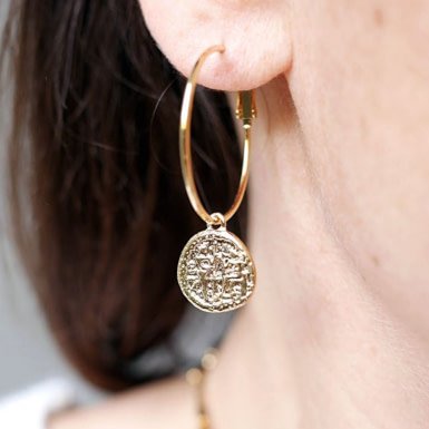 Joobee : boucles d'oreilles créoles médaille de Petite Madame portées