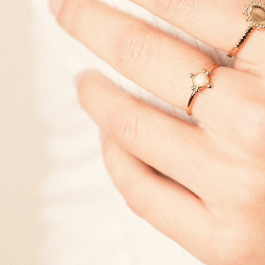 Joobee : bague cabochon en verre Gabie blanche de Constance L portée