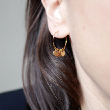 Joobee : Boucles d'oreilles mini créoles pampilles Eloïse de Petite Madame portées