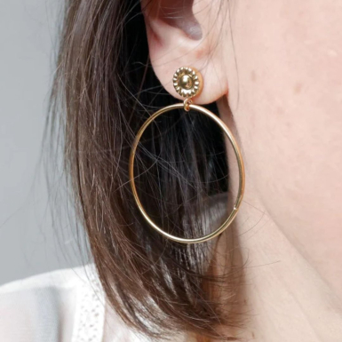 Joobee : boucles d'oreilles Gina de Petite Madame portées