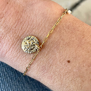 Joobee : bracelet médaille et perles Kate de Gisel b. porté