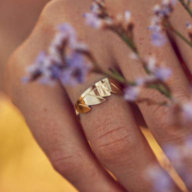Joobee bague motif plume de Nadja Carlotti portée
