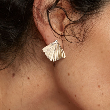 Boucles d'oreilles puces feuille Ginkgo de Nadja Carlotti