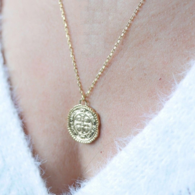 Joobee : collier long médaille Inès de Petite Madame porté